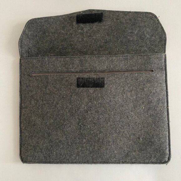 Amazon Basics Gray Felt MacBook Laptop Sleeve Case - Picture 4 of 9